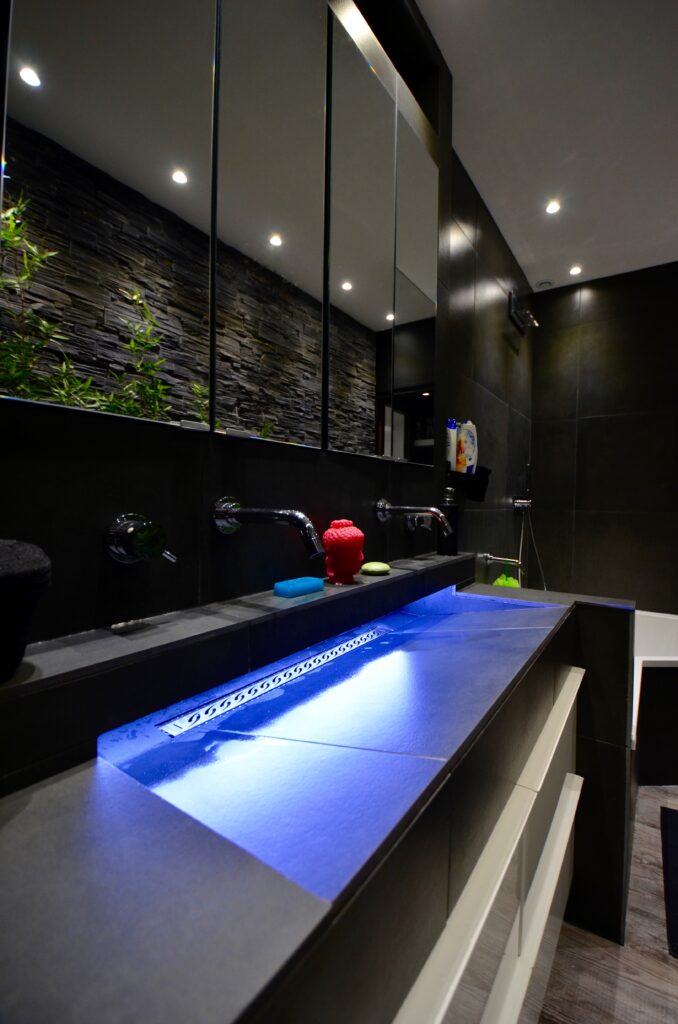 salle de bain, bambous, mur en ardoise brut, lavabo en ardoise sur mesure avec un éclairage indirect, architecte d'intérieur paris