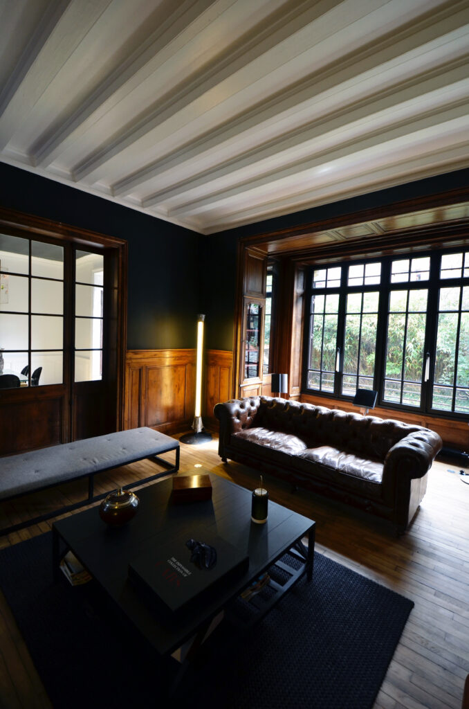 Salon chaleureux, canapé cuir chesterfield, bow-window, table basse contemporaine, architecture d'intérieur Rennes